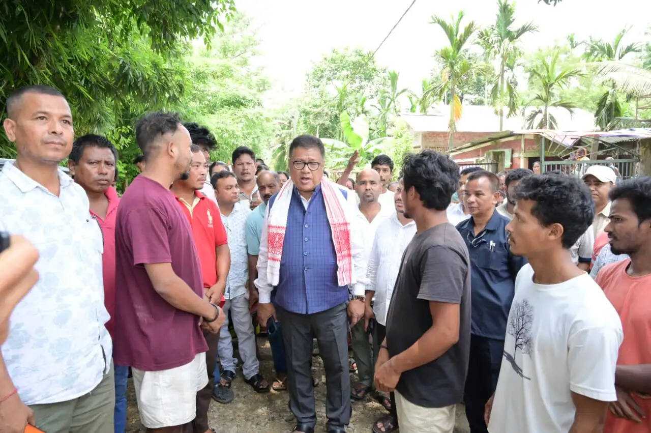 धेमाजी के बाढ़ प्रभावित क्षेत्रों में पहुंचे शिक्षा मंत्री, सड़क-तटबंध निर्माण का दिया आश्वासन