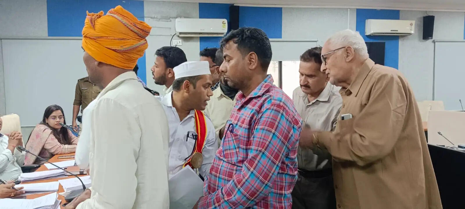 जिलाधिकारी ने जनता दरबार में सुनीं आम जन की समस्याएँ; त्वरित निष्पादन का दिया निर्देश