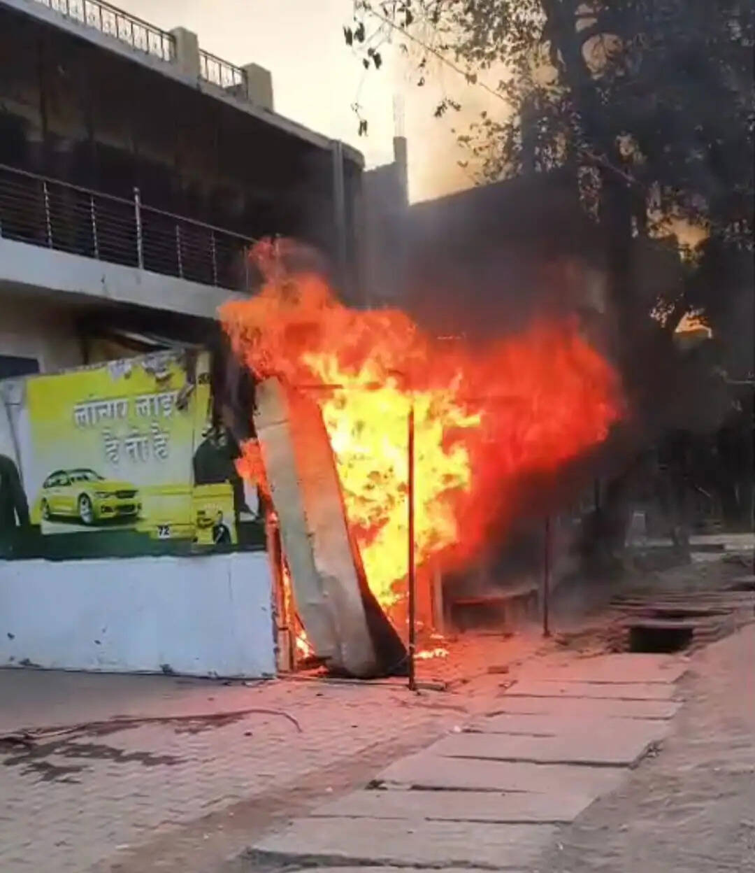 फतेहपुर में शार्ट सर्किट से रेडीमेड दुकान में लगी आग, लाखों रुपए के कपड़े जले