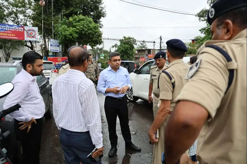 कलेक्टर और पुलिस कमिश्नर ने देखीं भोपाल शहर की यातायात व्यवस्थाएं, दिए आवश्यक निर्देश