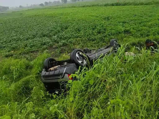 शाजापुर:&nbsp;बिजली पोल से टकराई तेज रफ्तार कार, पोल गिरने से कांवड़ यात्रा में शामिल महिला की मौत