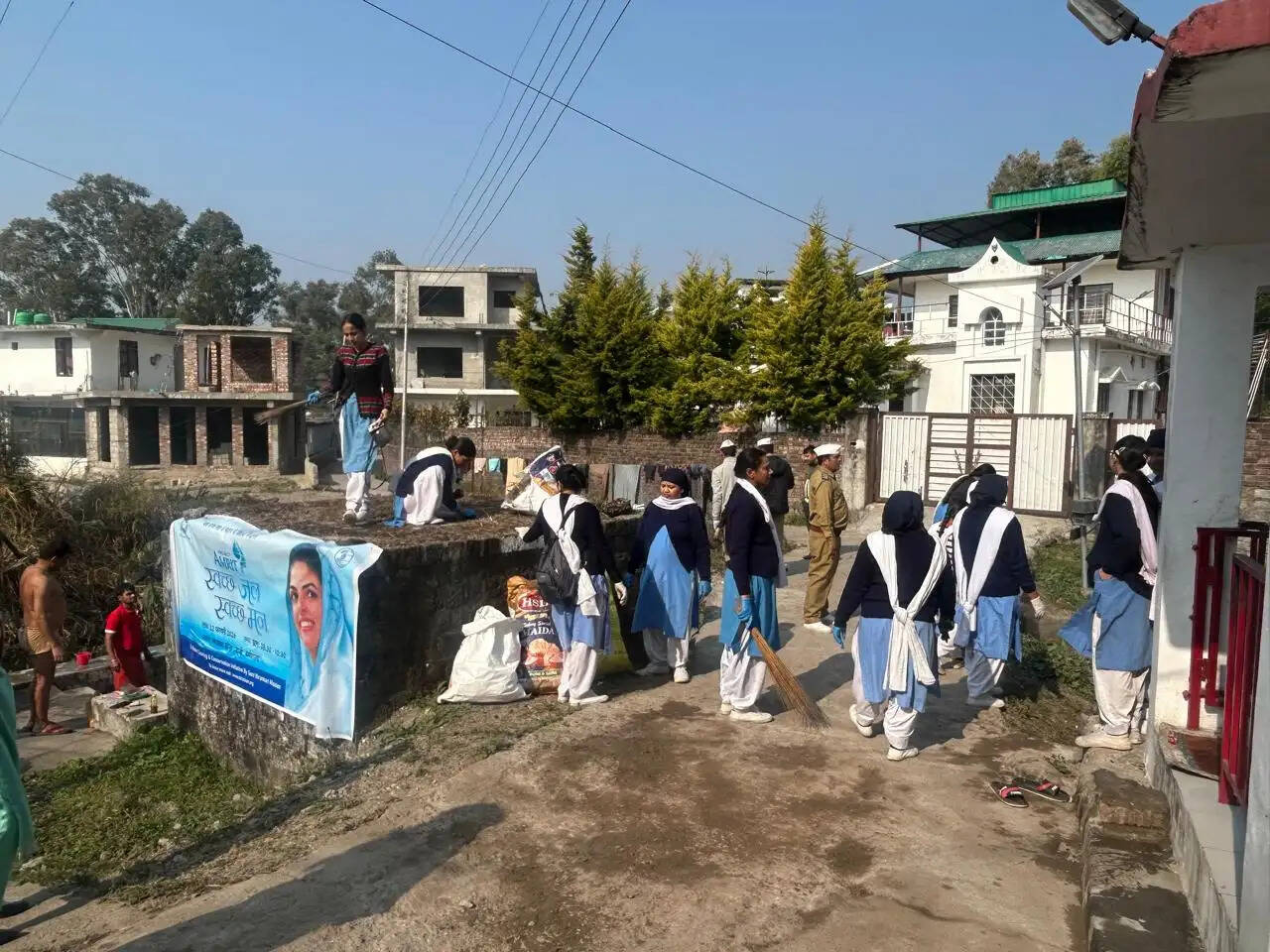 संत निरंकारी मिशन : धर्मशाला में स्वच्छ जल, स्वच्छ मन अभियान के अंतर्गत चला सफाई अभियान