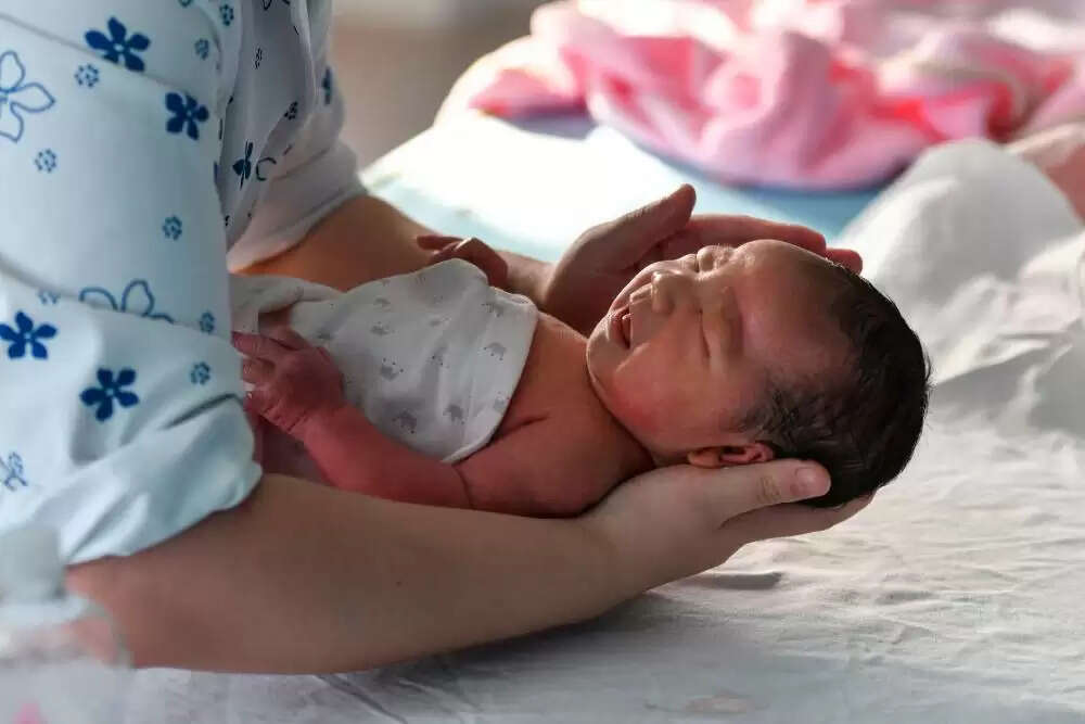 जनसंख्या गिरावट को देखते हुए चीन ने की चाइल्ड केयर सब्सिडी की घोषणा, प्रति बच्चा हर साल 500 डॉलर