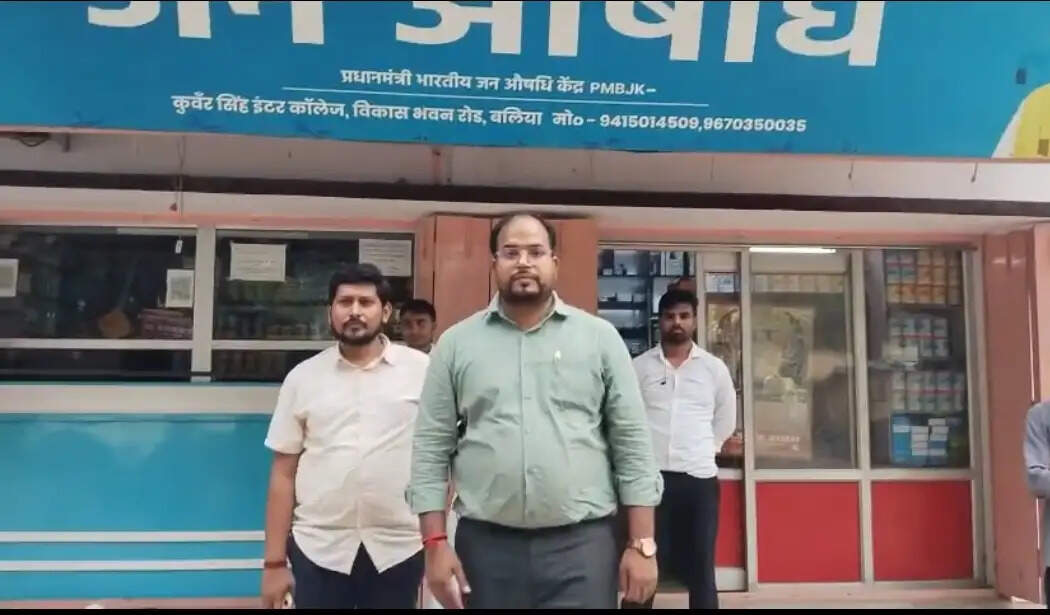 प्रधानमंत्री जन औषधि केंद्र पर छापा, निजी कंपनियों की दवाइयां बरामद