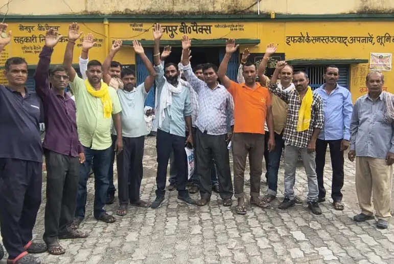 फार्मर रजिस्ट्री में भूमि विवरण कम दर्ज होने से किसानों को नहीं मिल रही पर्याप्त खाद, सहकारी समिति पर प्रदर्शन