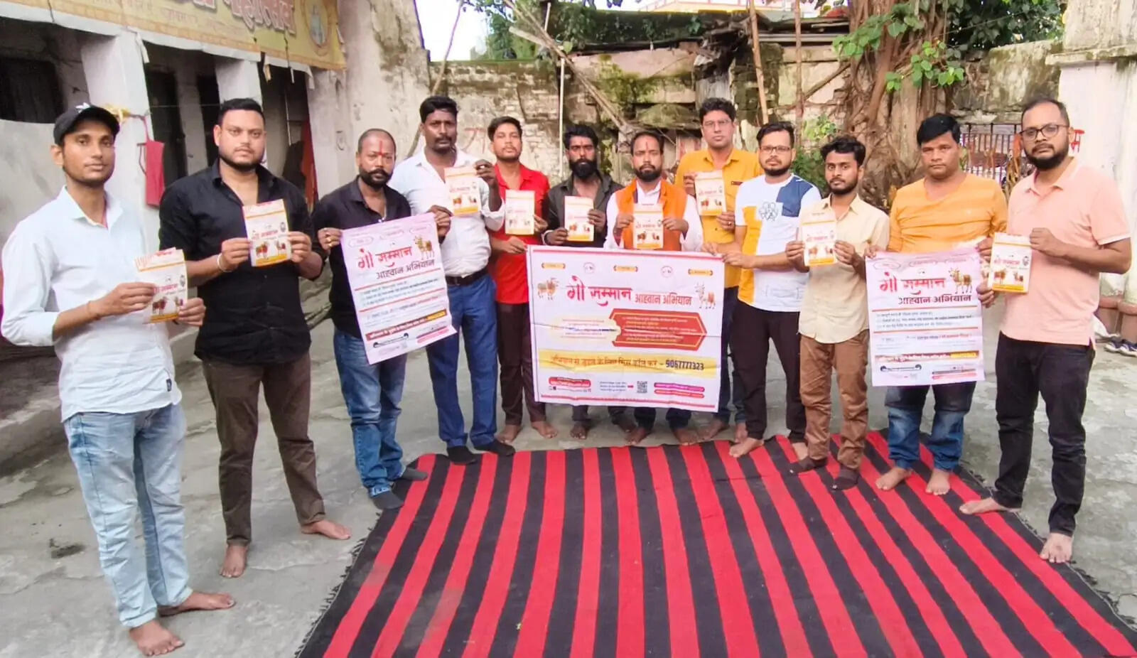 गौ सम्मान आह्वान अभियान के तहत जनसंपर्क कर चलाया जा रहा हस्ताक्षर अभियान
