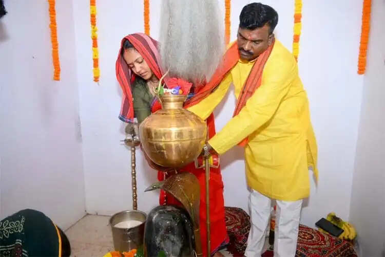 श्रावण मास के प्रथम सोमवार पर मंत्री&nbsp;लक्ष्मी राजवाड़े ने बीरपुर में की कांवड़ यात्रा और जलाभिषेक