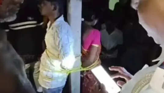 साथ पकड़े गए प्रेमी युगल को खंभे से बांधा, पुलिस बचाकर ले गई थाने