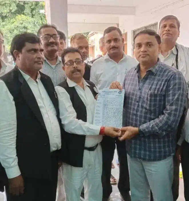 बार एसोसिएशन के अधिवक्ताओं का प्रदर्शन, पुरानी पत्रावली व्यवस्था बहाल करने की मांग
