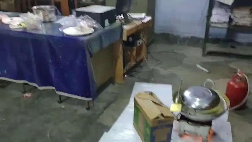 सरकारी दफ्तर में रात के अंधेरे में पिकनिक मनाने का आरोप