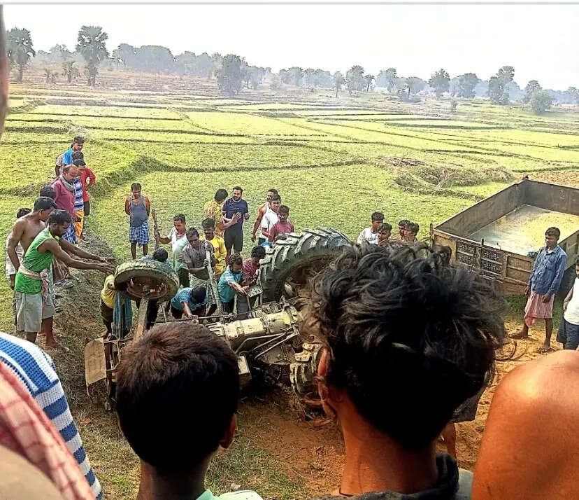 अवैध बालू लदे ट्रैक्टर की चपेट में आने से किशोर की मौत