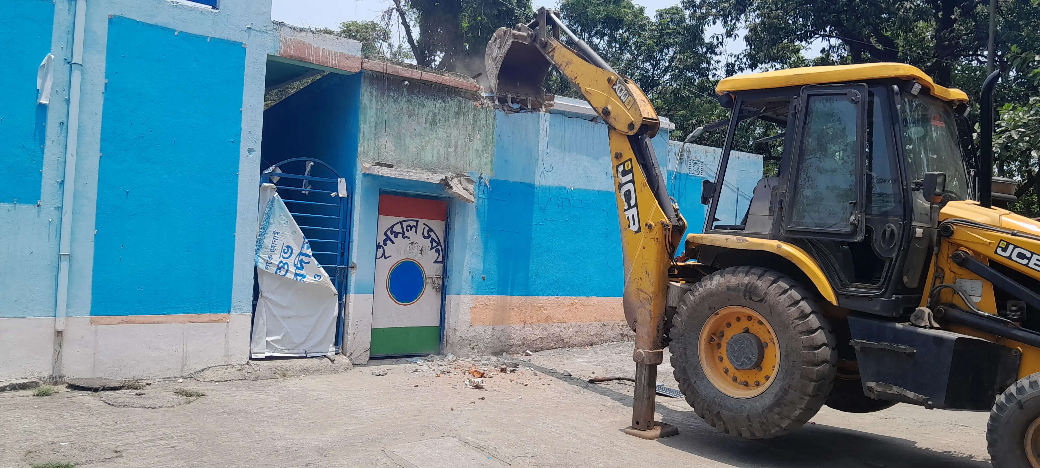 सेल आइएसपी के अतिक्रमण हटाओ अभियान के तहत बर्नपुर में टीएमसी कार्यालयों पर चला बुलडोजर