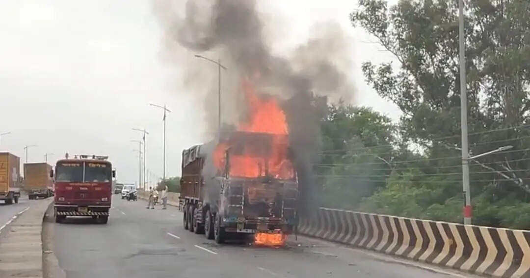 ओवरब्रिज पर चलते ट्रक में लगी भीषण आग, केबिन जलकर खाक, बड़ा हादसा टला