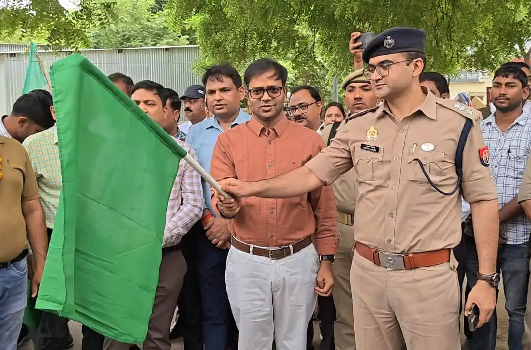 जिलाधिकारी ने किया भूसा गाड़ियों को गौशाला रवाना, दानदाताओं से मिला था 6 हजार कुंतल भूसा