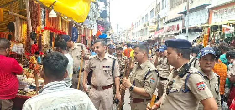 अपर रोड पर पुलिस का अतिक्रमण हटाओ अभियान, हरकी पैड़ी मार्ग कराया सुगम