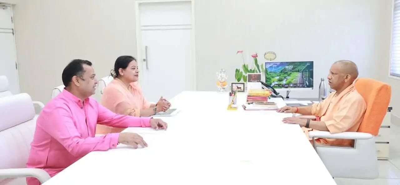 मुरादाबाद में जिला पंचायत द्वारा बनाए गए नूरपुर के अमृत सरोवर की मुख्यमंत्री की तारीफ