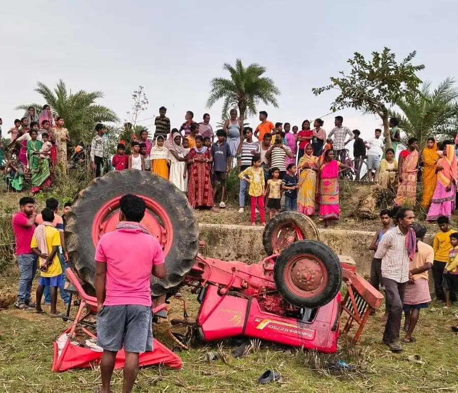 ट्रैक्टर पलटने से चालक और मजदूर की मौत