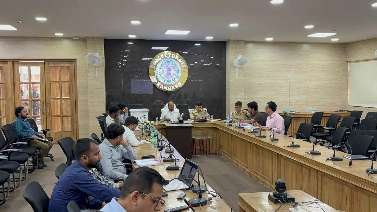 बिना हेलमेट वाले वाहन चालकों पर हो कार्रवाई : डीसी