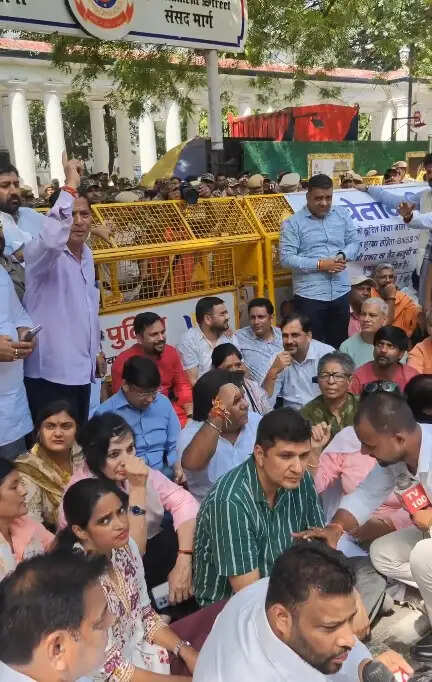 प्रदर्शन के दौरान तीन पत्रकारों के यौन उत्पीड़न के आरोपों की जांच करेगी अपराध शाखा