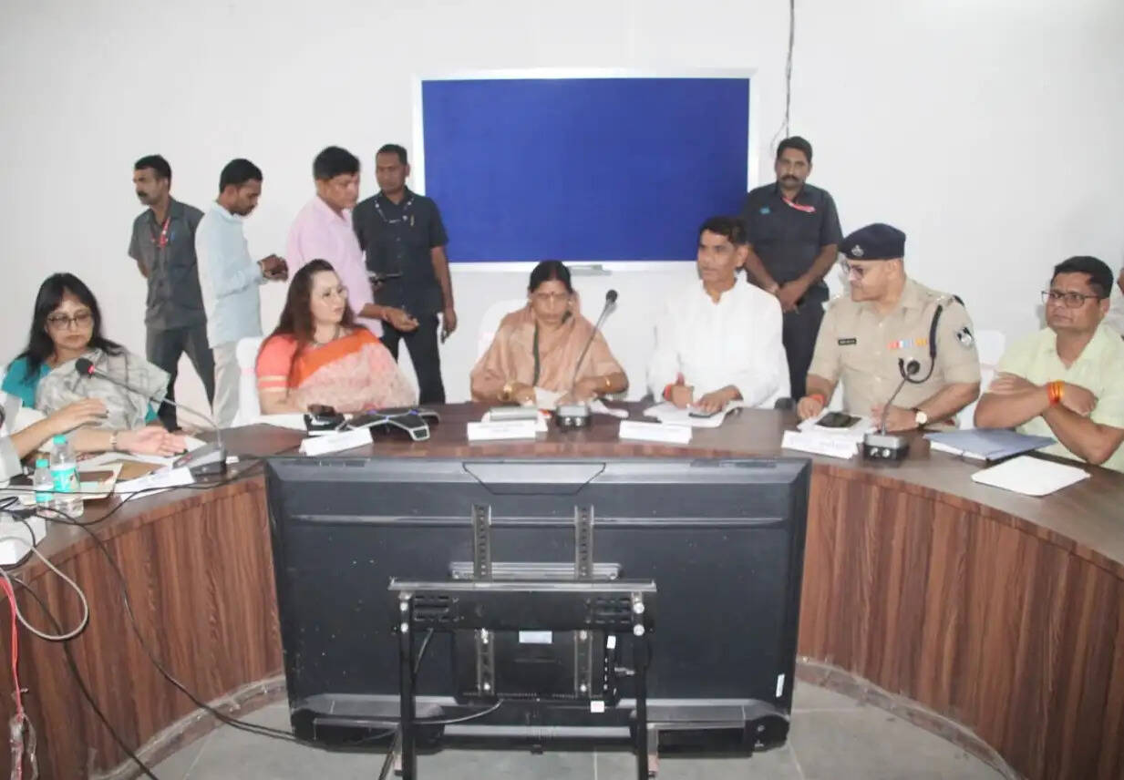 जनहित सर्वोपरि, योजनाओं का लाभ अंतिम व्यक्ति तक पहुंचे : प्रभारी मंत्री राधा सिंह