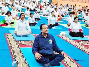 योग और लोकतंत्र का संदेश साथ-साथ, जनपदभर में कार्यक्रम