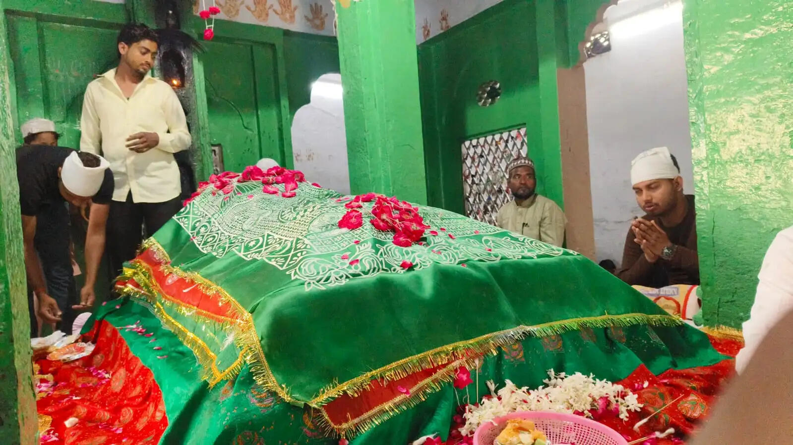 वाराणसी में गाजी मियां का रखाया लग्न, दरगाह पर चादरपोशी कर दुआएं मांगी