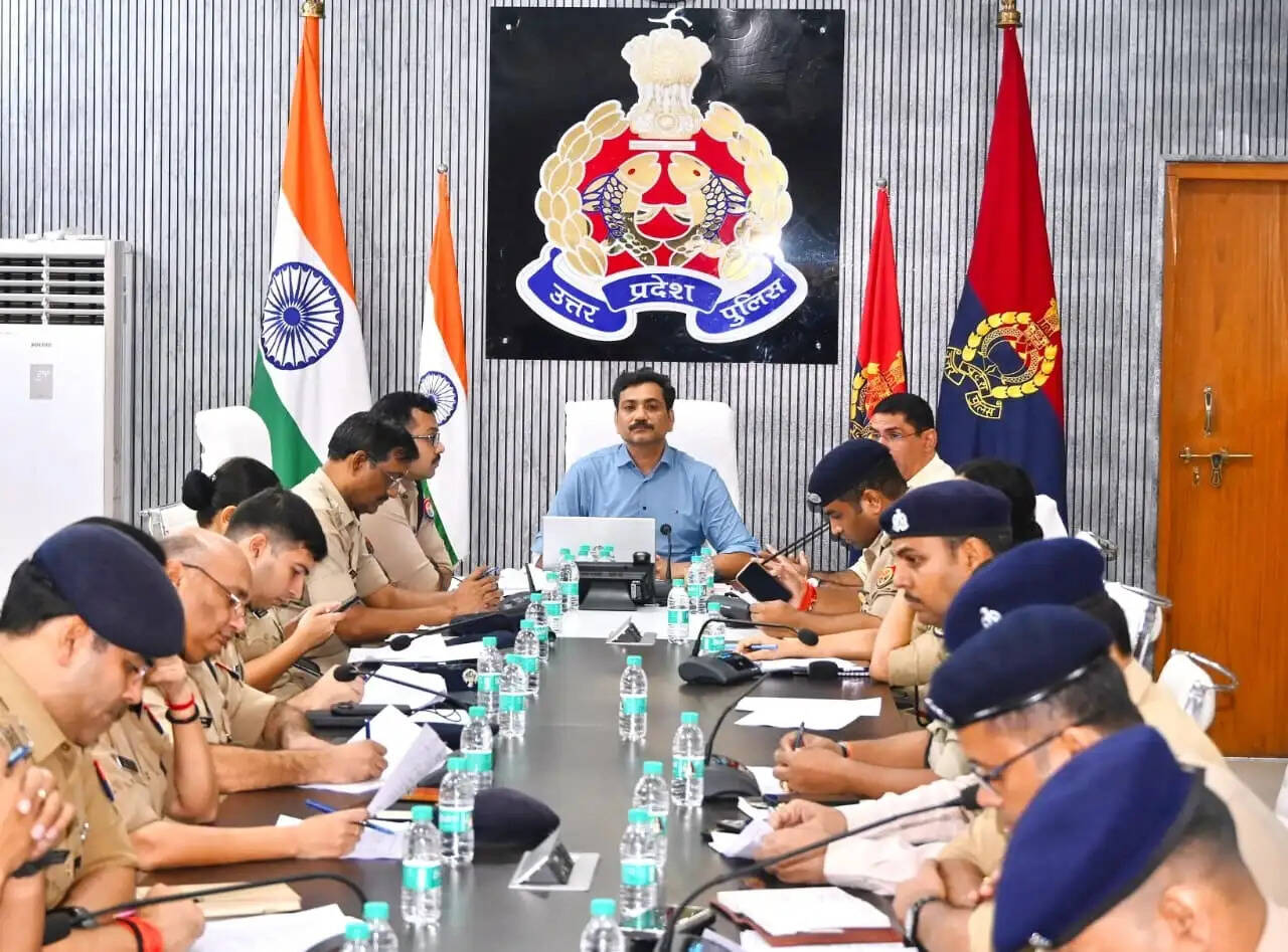 मुख्यमंत्री योगी के वाराणसी दौरे से पहले पुलिस कमिश्नर ने फोर्स को किया ब्रीफ