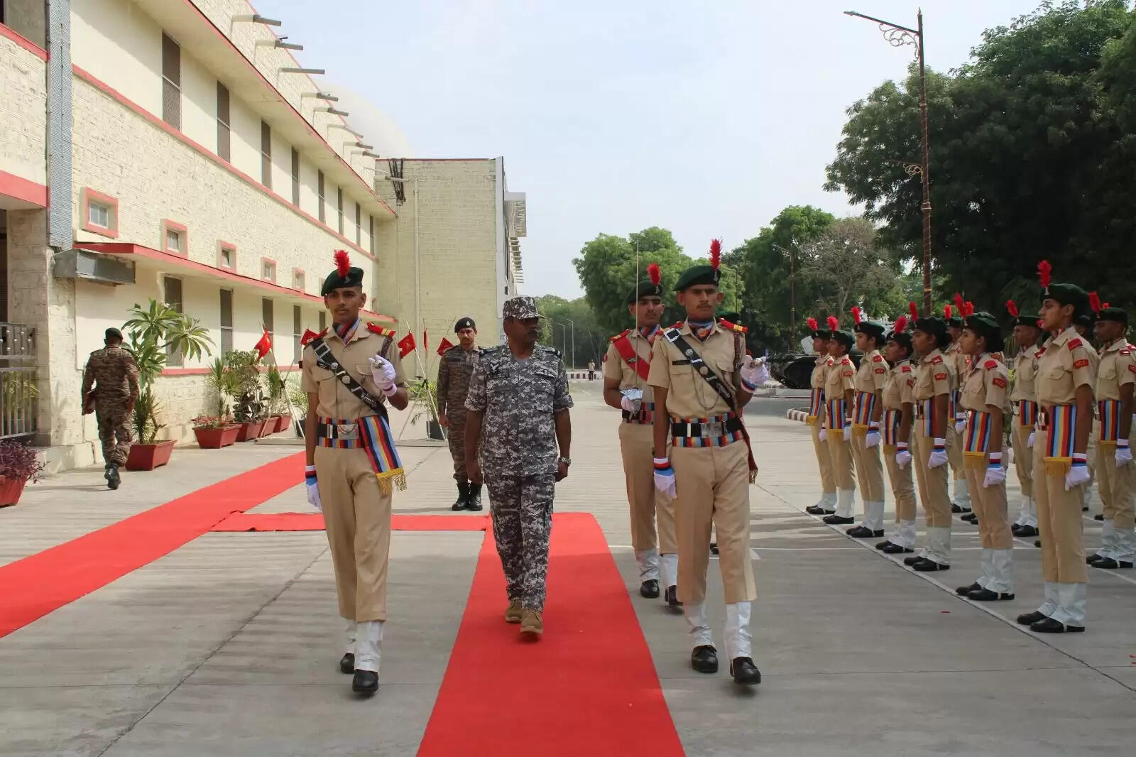 एयर कमोडोर संपत कुमार आनंद ने किया सैनिक स्कूल का दौरा, कैडेट्स को दिया संदेश