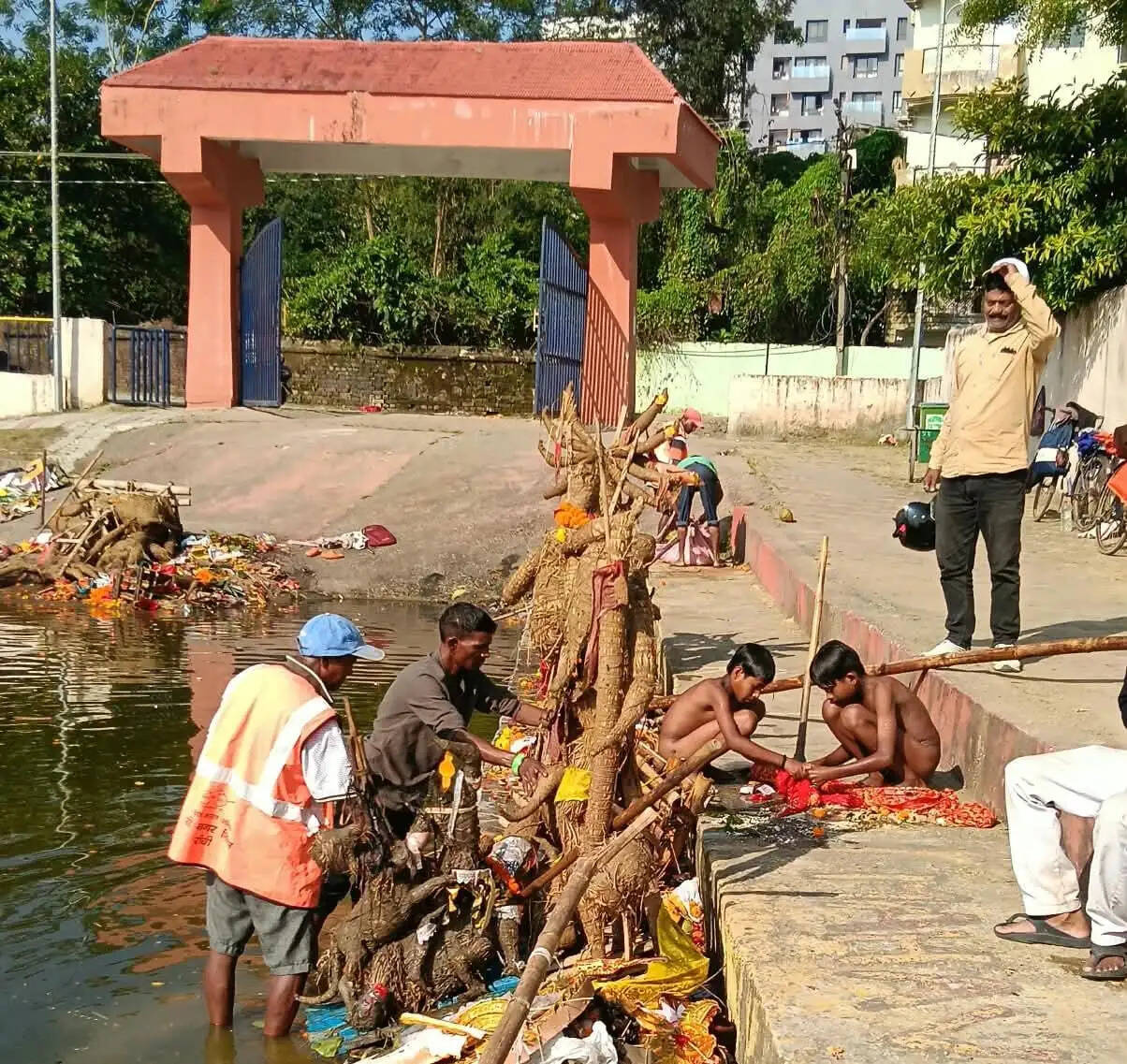 नगर निगम ने की दुर्गा प्रतिमा विसर्जन के बाद तालाबों की सफाई