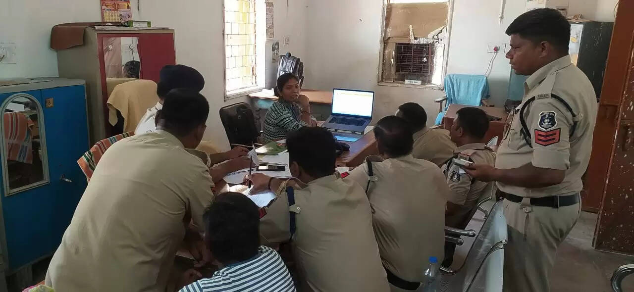 जांजगीर चांपा : थाना में पदस्थ विवेचकों एवं सीसीटीएनएस ऑपरेटरों को दिया जा रहा आईरेड/ई डार का प्रशिक्षण