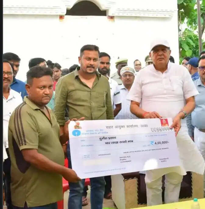 आकाशीय बिजली से मृत किसान के परिजनों को मिली चार लाख की सहायता राशि