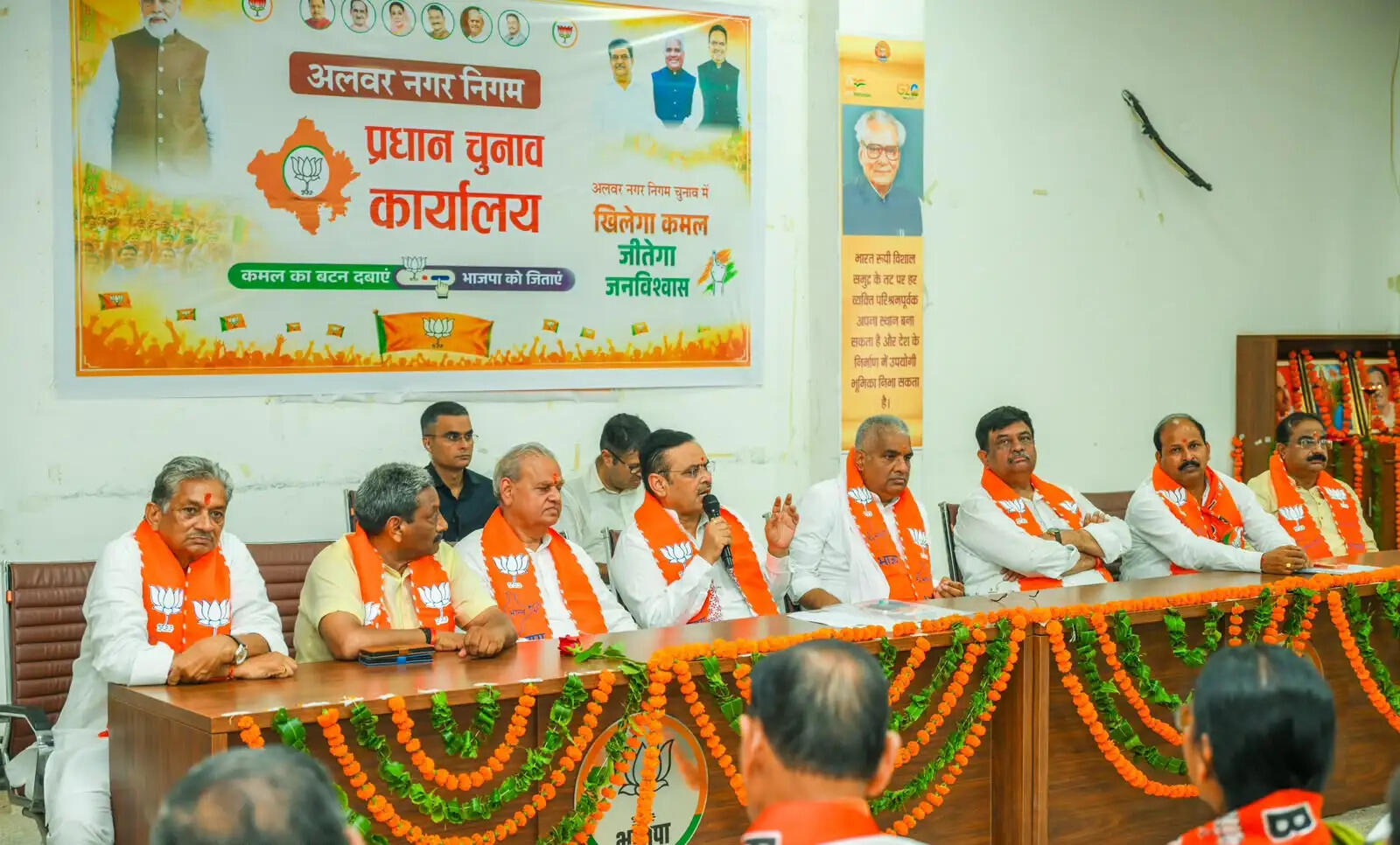 अलवर में नगर निकाय चुनाव को लेकर सीएम भजनलाल शर्मा की संगठनात्मक बैठक, कार्यकर्ताओं से बोले- जीत के लिए जुट जाएं