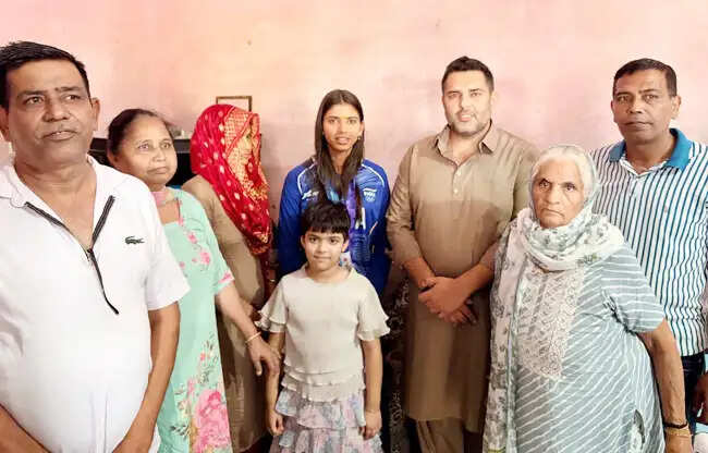 सोनीपत: एशियन गेम्स की महिला हॉकी स्वर्ण पदक विजेता साक्षी और ज्योति का सम्मान
