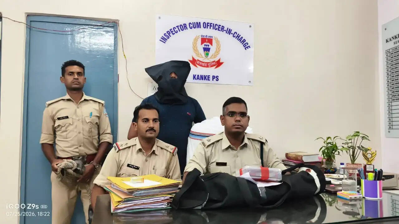 पड़ोसी को डराने के लिए की फायरिंग, लाइसेंसी बंदूक के साथ आरोपित गिरफ्तार