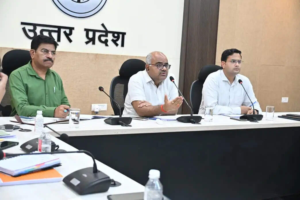 कमजोर प्रदर्शन वाली योजनाओं में तत्काल सुधार लाकर समयबद्ध पूरा करें लक्ष्य : जिलाधिकारी