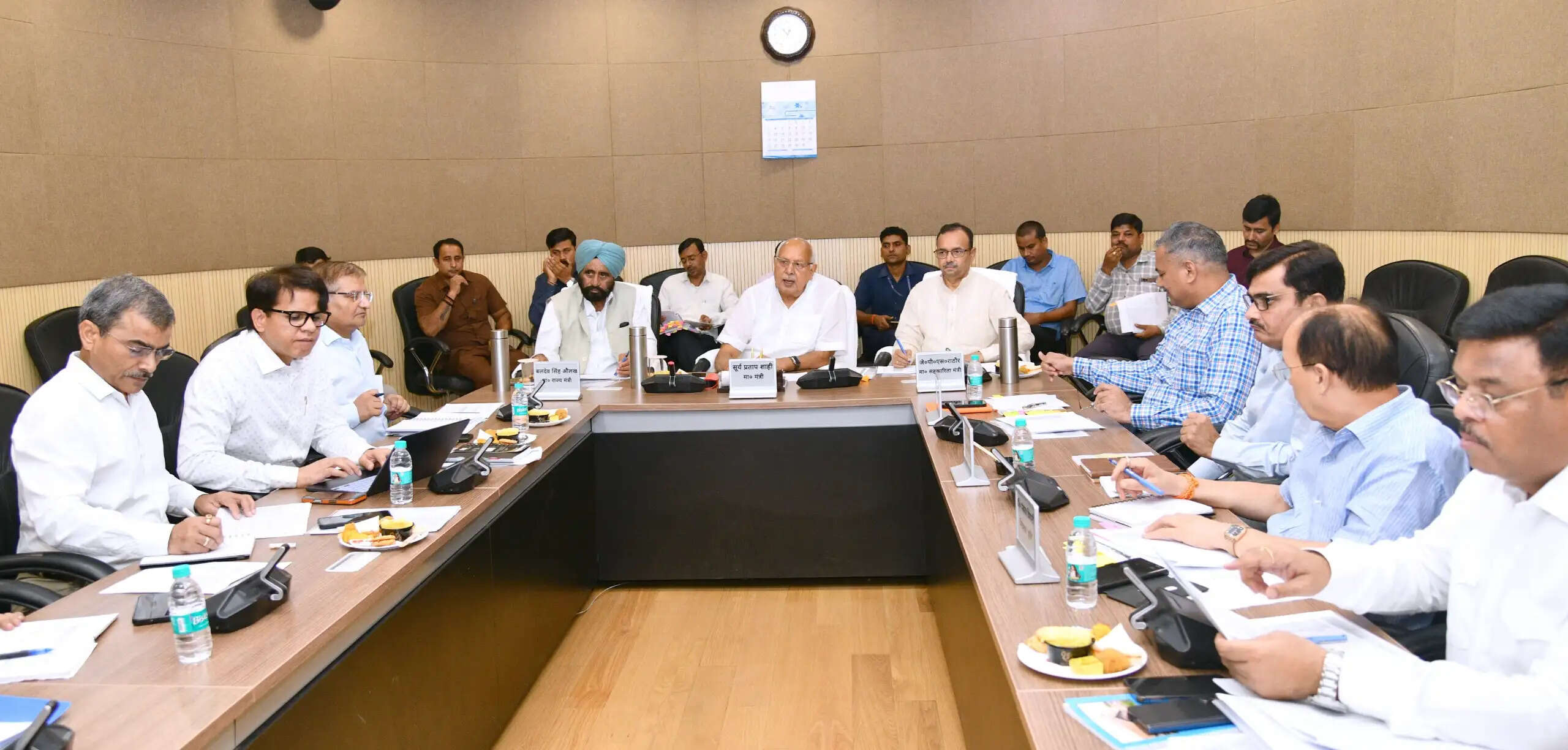 कृषि मंत्री की अध्यक्षता में पशुओं के लिए चारे की निर्बाध उपलब्धता पर बनी रणनीति