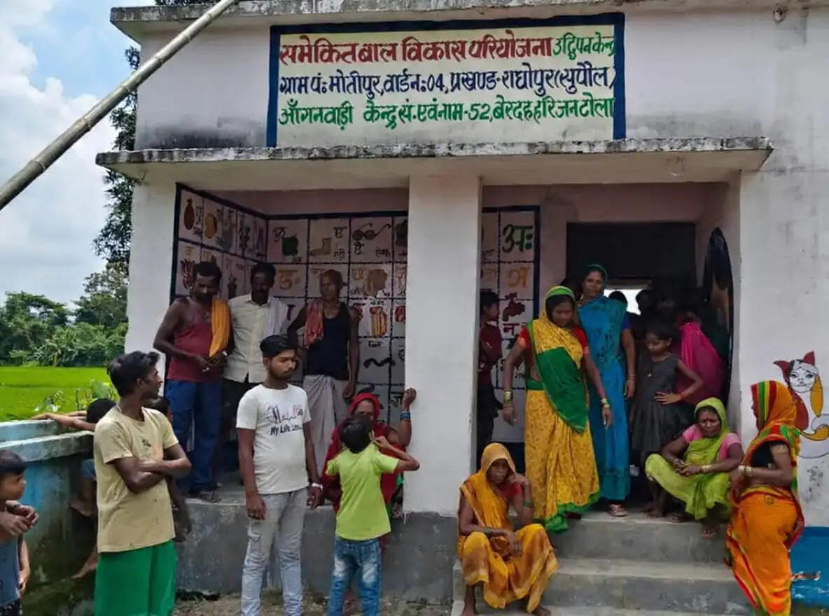 आंगनबाड़ी केंद्र पर ग्रामीणों ने किया प्रदर्शन