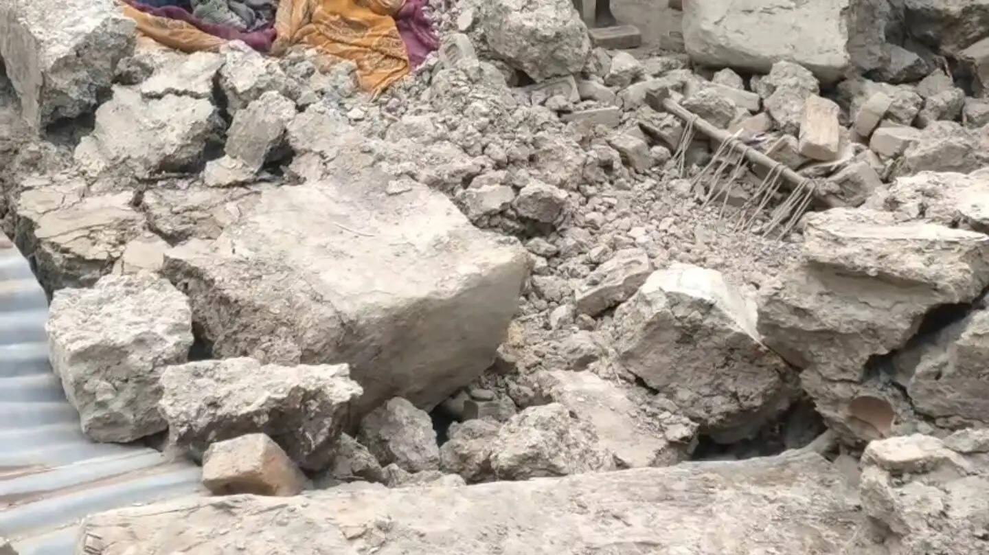 घर की कच्ची एवं जर्जर दीवार गिरने से मां-बेटी की मौत, बेटा घायल