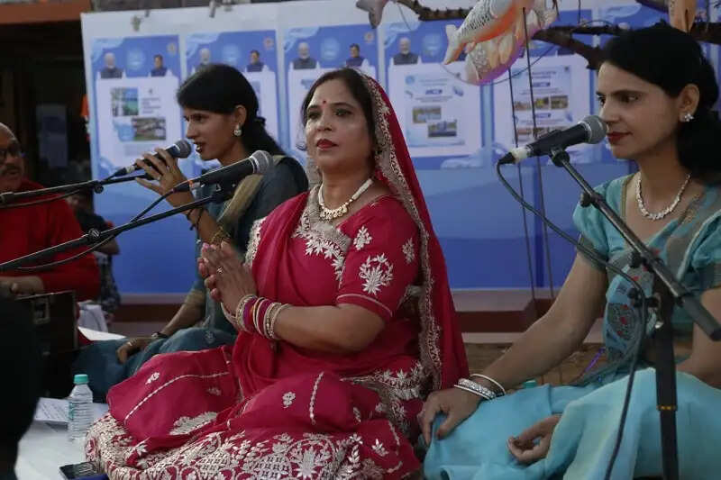 मप्रः सदानीरा समागम की अंतिम संध्या लोकसंगीत, संस्कृति और नर्मदा की महिमा से हुई सराबोर