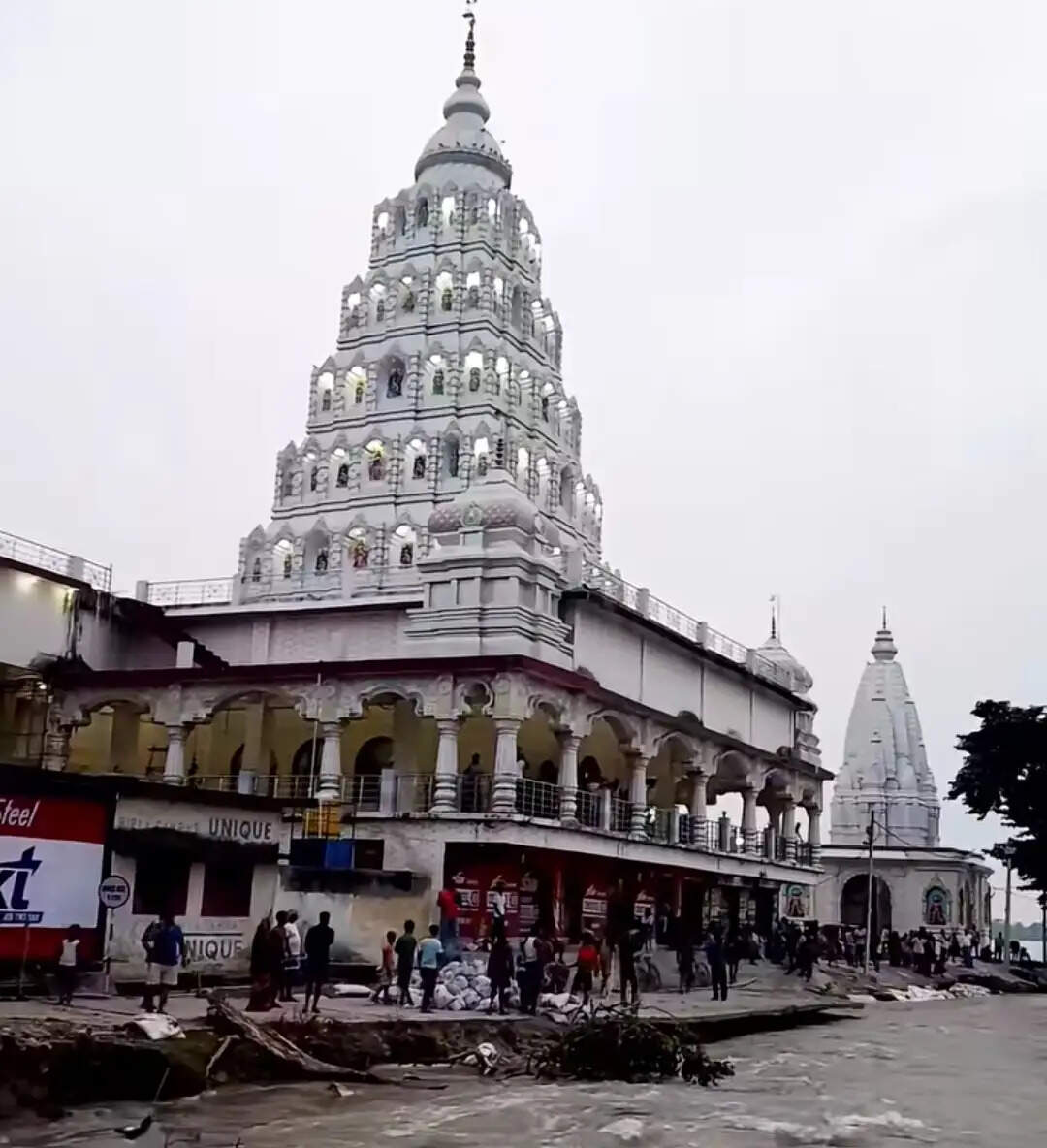 सैदपुर दुर्गा मंदिर पर फिर मंडराया गंगा का खतरा, स्थानीय लोगों में आक्रोश
