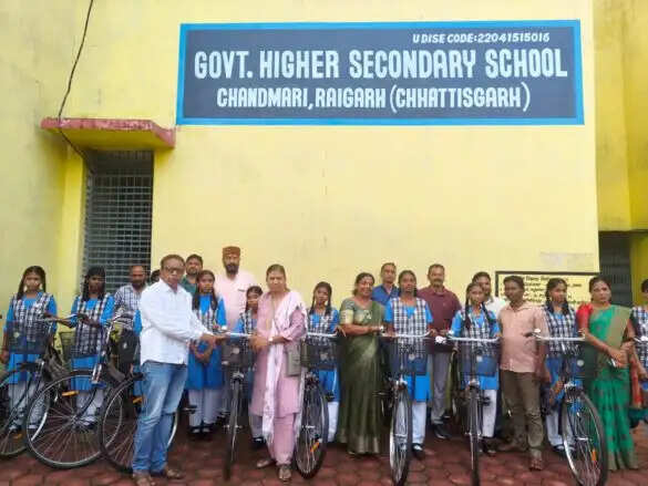 चांदमारी स्कूल की छात्राओं की राह हुई आसान, साइकिल की मिली सौगात
