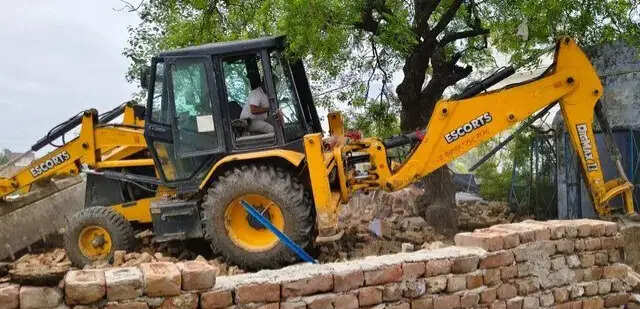 सरकारी जमीन पर बने 20 साल पुराने मदरसे पर चला बुलडोजर