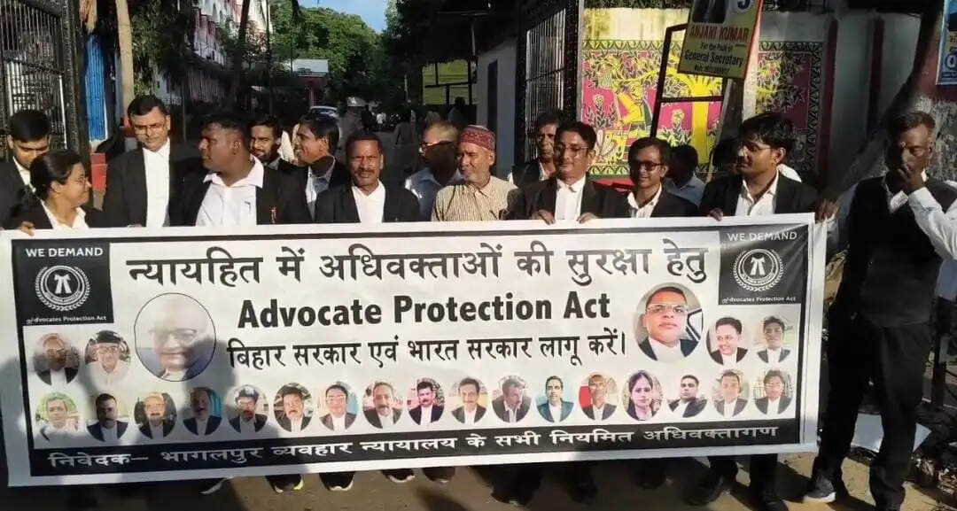 भागलपुर में अधिवक्ताओं का प्रदर्शन, एडवोकेट प्रोटेक्शन एक्ट लागू करने की मांग को लेकर बुलंद की आवाज