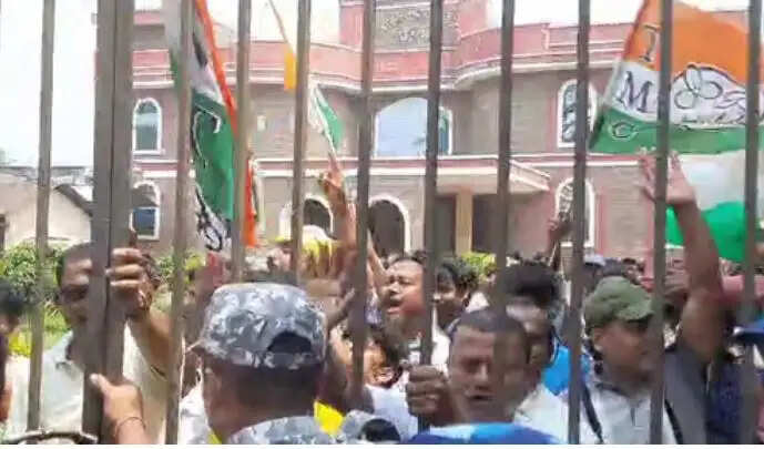 दिनहाटा : नामांकन दाखिले के दौरान तृणमूल और भाजपा समर्थकों में झड़प