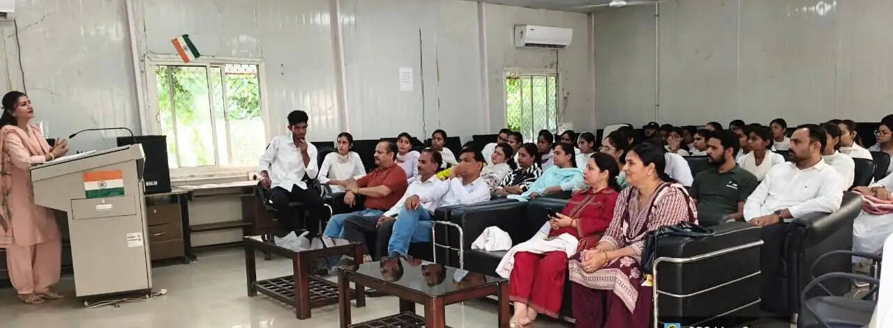 जीडीसी मढ़हीन में छात्राओं के लिए स्वास्थ्य जागरूकता कार्यक्रम-योग सत्र व मेडिकल कैंप आयोजित