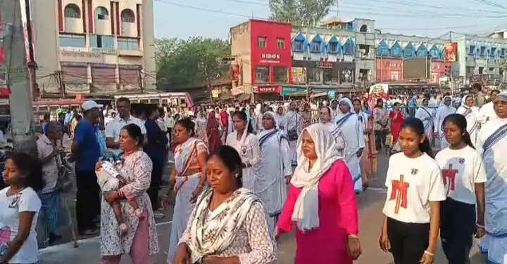 गुड फ्राइडे पर ईसाई समुदाय ने सेक्रेड हार्ट चर्च से निकाली रैली और प्रार्थना सभा आयोजित