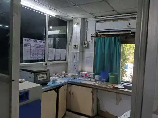 खबर का असर: जिला चिकित्सालय के ब्लड बैंक-लैब में दो इनवर्टर और सोलर पैनल से जोड़ा गया