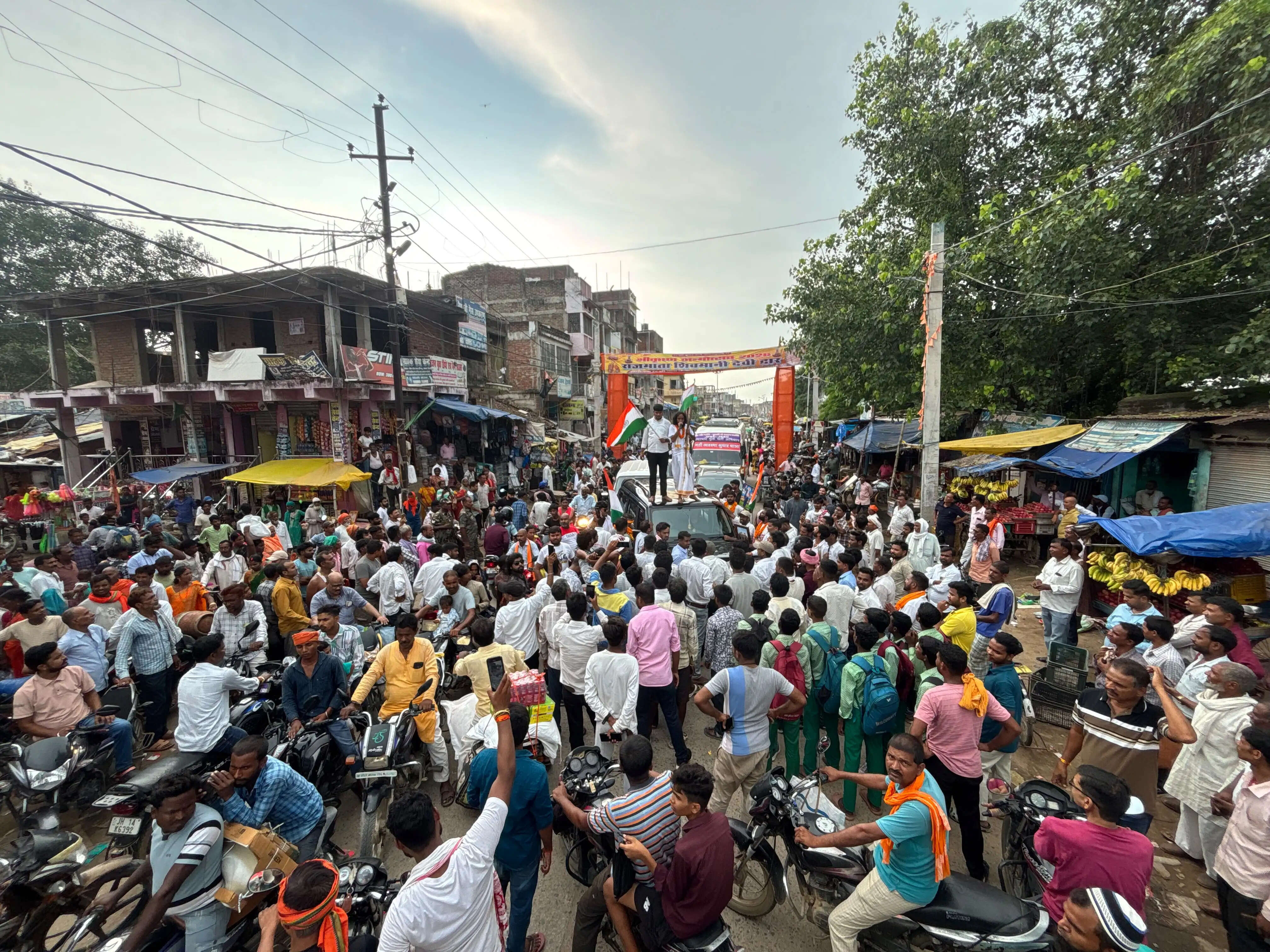 भर्ती व्यवस्था सुधार यात्रा पहुंचा गढ़वा, देवेंद्रनाथ ने किया रोड शो