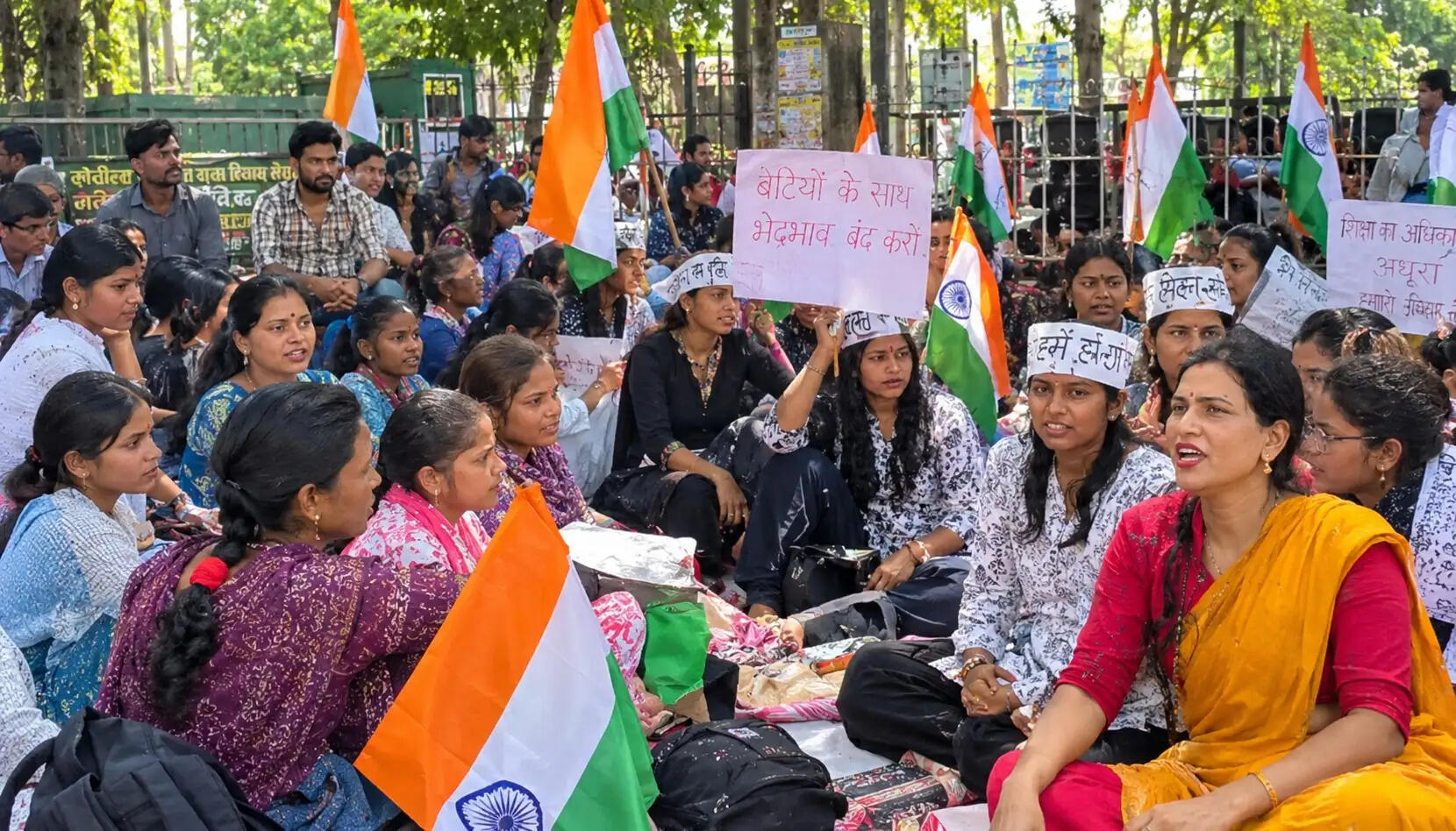 स्कूलों में शिक्षक नहीं, भर्ती में पद नहीं! 26 दिन से सड़कों पर चयनित शिक्षक, बोले- पदवृद्धि के बिना नहीं लौटेंगे