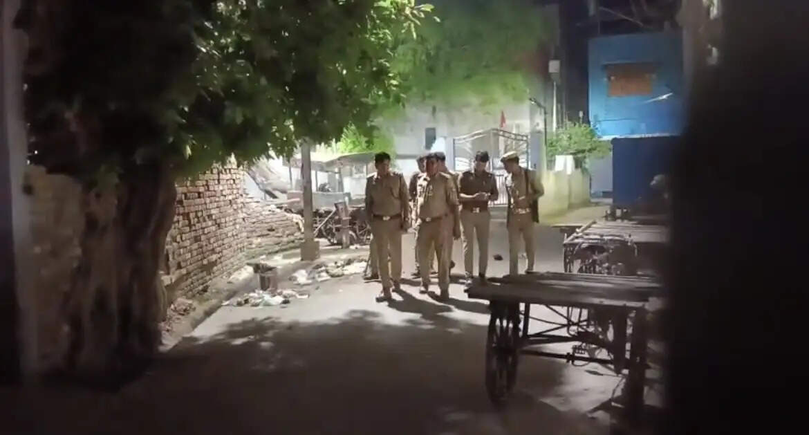 बाइक की टक्कर पर बवाल, दो समुदायों में मारपीट, लाठी-डंडे चले, चार घायल